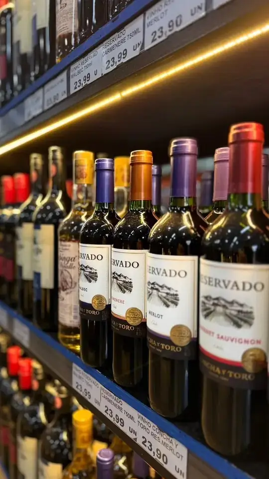 Prateleira de vinhos com iluminação de LED na Bebidas Damião