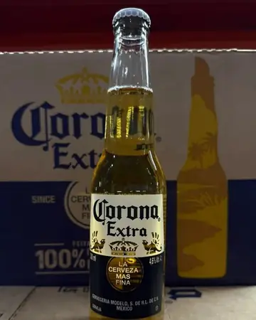 Garrafa de Corona Extra em frente às caixas, na Bebidas Damião
