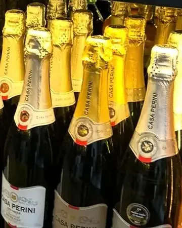 Espumantes Casa Perini na prateleira