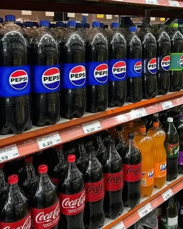 Prateleira de refrigerantes Pepsi e Coca-Cola