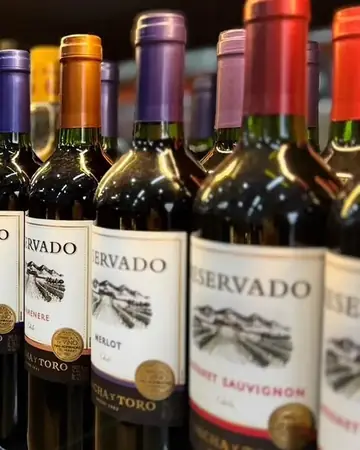 Vinhos Reservado na prateleira da loja