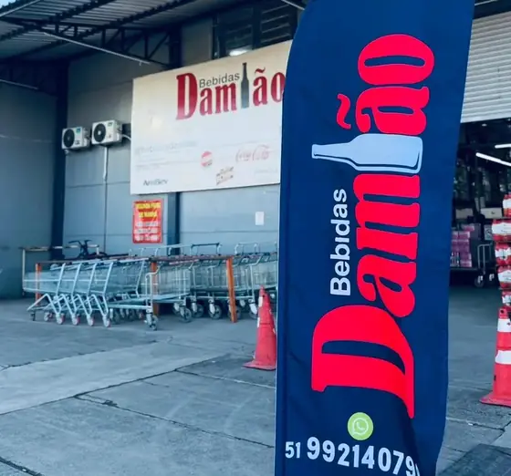 Entrada da Bebidas Damião com a bandeira da loja