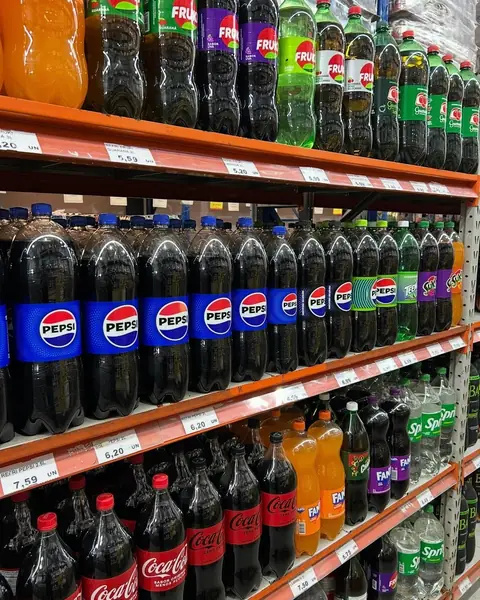 Prateleira de refrigerantes Pepsi, Coca-Cola e Fruki na loja