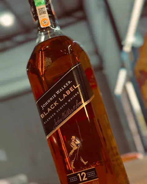Garrafa de Johnnie Walker Black Label na loja